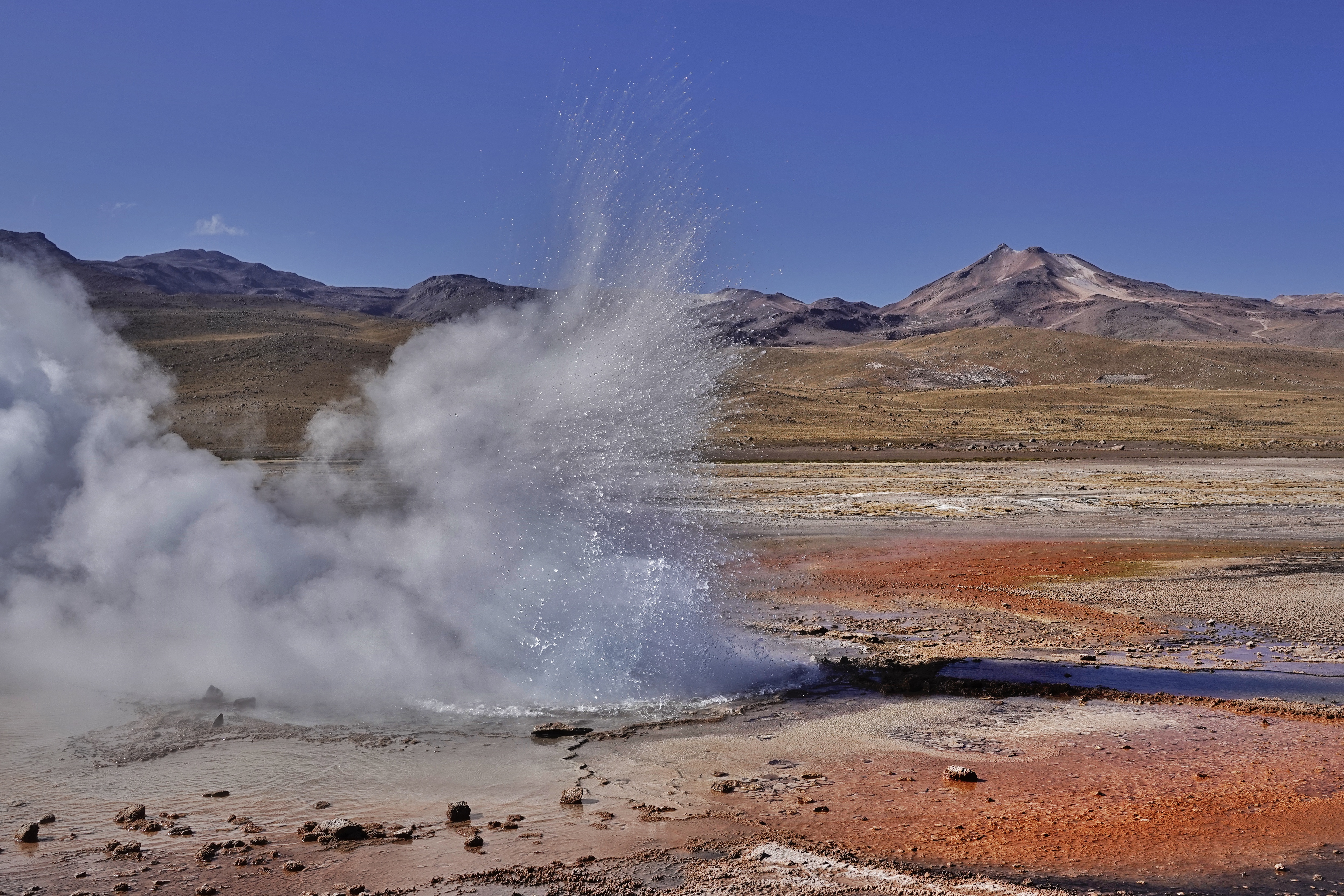 Geyser en éruption dans l'Atacama